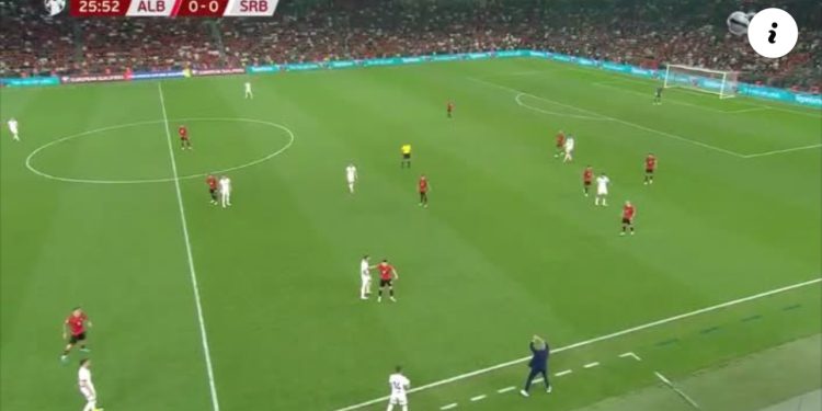 Tensione në stadium, thirrje tifozëve: Mos hidhni sende në fushë