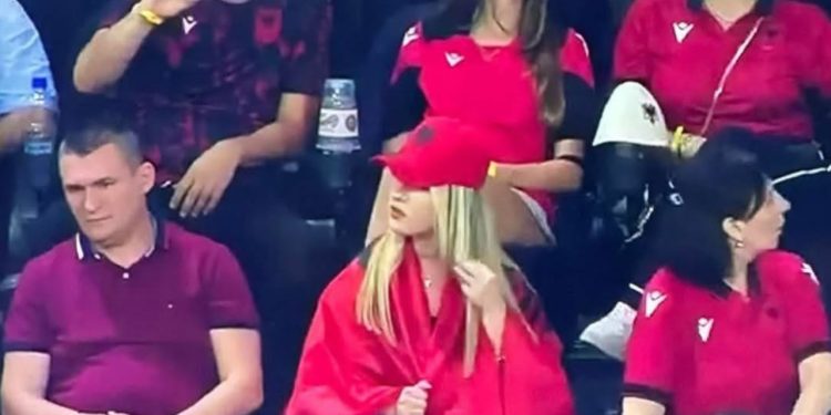 FOTOLAJM/ I zhveshur nga kostumi zyrtar, Altin Dumani i shoqëruar nga  një bionde shikon kombëtarën në stadium