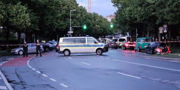 E rëndë në Mynih! 30-vjeçarja sulmon kalimtarët me thikë, vritet nga policia, raportohet për disa të plagosur 