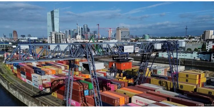 DW: Tarifat amerikane pengojnë rimëkëmbjen ekonomike të Gjermanisë, prodhimi dhe eksportet shënojnë rënie