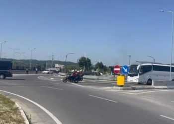 Nën masa të rrepta sigurie, policia shoqëron ekipin e futbollit të Serbisë në Rinas