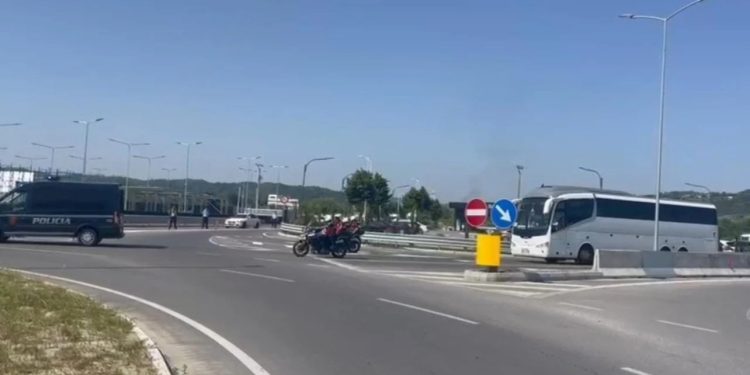 Nën masa të rrepta sigurie, policia shoqëron ekipin e futbollit të Serbisë në Rinas