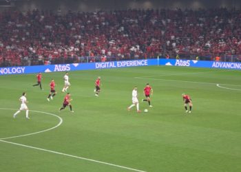 Hodhën sende të forta në fushë gjatë ndeshjes Shqipëri-Serbi, arrestohen dy persona dhe një punonjës sigurie, procedohen 12 të tjerë