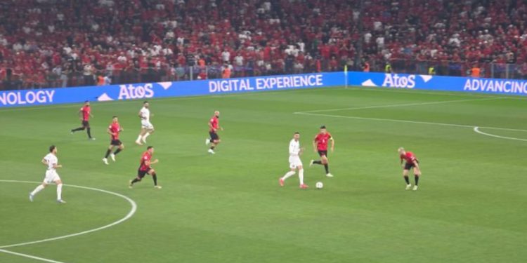 Hodhën sende të forta në fushë gjatë ndeshjes Shqipëri-Serbi, arrestohen dy persona dhe një punonjës sigurie, procedohen 12 të tjerë