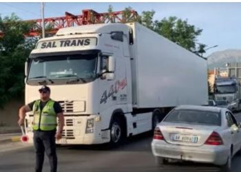 FOTO/ E hëna në punë! Pushuesit largohen nga Shëngjini pas fundjavës relaksuese, trafik kilometrik nga Rana e Hedhun deri në Milot