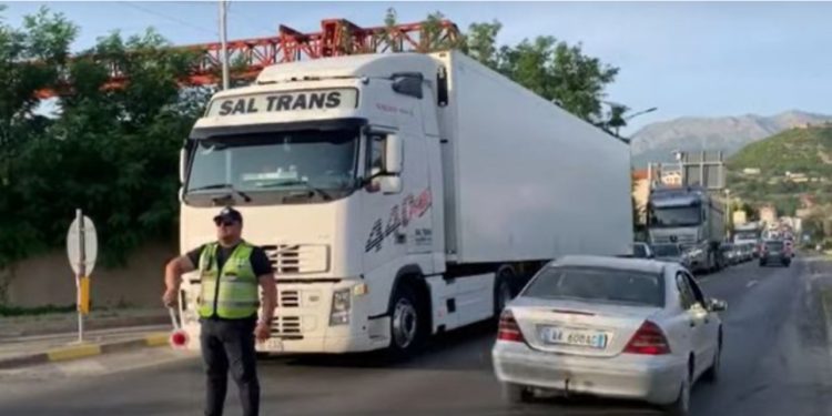 FOTO/ E hëna në punë! Pushuesit largohen nga Shëngjini pas fundjavës relaksuese, trafik kilometrik nga Rana e Hedhun deri në Milot