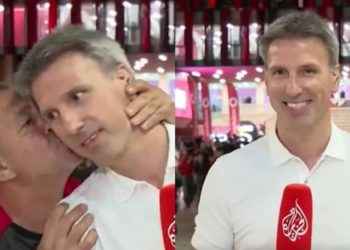 Tifozi shqiptar puth gazetarin serb gjatë transmetimit live, Milan Boskoviç ndan pamje nga momenti viral: E vetmja gjë që mungoi ishin golat!