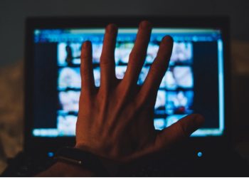 E rëndë në Gjermani/ U drogua dhe përdhunua nga bashkëshorti për 15 vite, gruaja shokohet nga e vërteta, abuzimet publikoheshin prej vitesh në internet