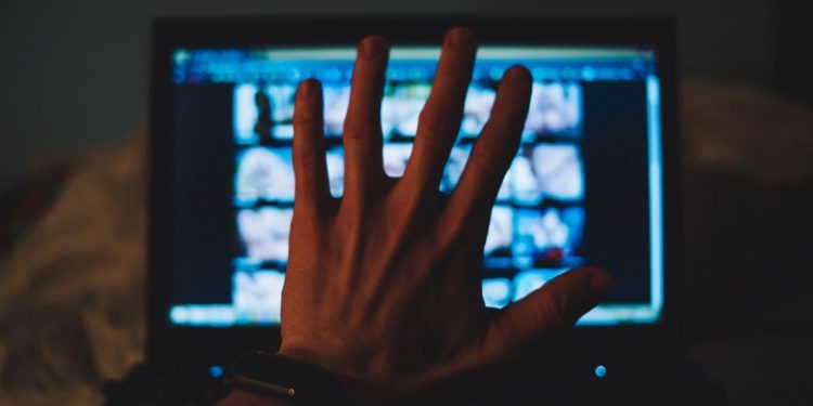 E rëndë në Gjermani/ U drogua dhe përdhunua nga bashkëshorti për 15 vite, gruaja shokohet nga e vërteta, abuzimet publikoheshin prej vitesh në internet