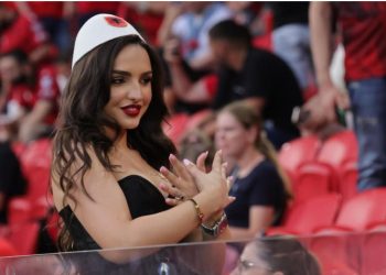 FOTO/ Mediat serbe “dorëzohen” përpara bukurisë së vajzave kuqezi! 