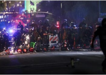 Bastisjet e emigrantëve në Los Angeles/ Policia urdhëron protestuesit të largohen! Guvernatori i Kalifornisë sfidon Trump: Ejani më arrestoni! Presidenti: Sillni trupa