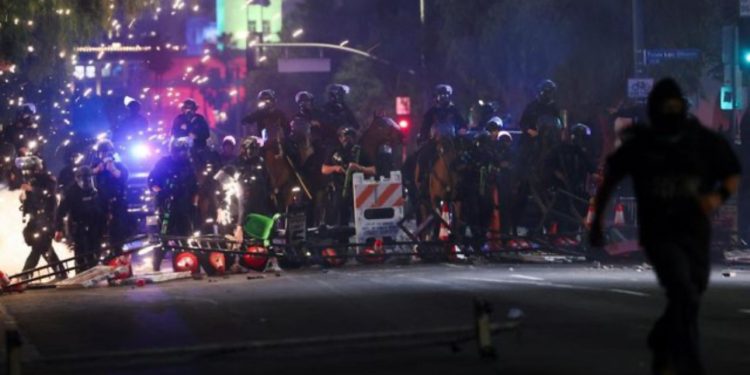 Bastisjet e emigrantëve në Los Angeles/ Policia urdhëron protestuesit të largohen! Guvernatori i Kalifornisë sfidon Trump: Ejani më arrestoni! Presidenti: Sillni trupa