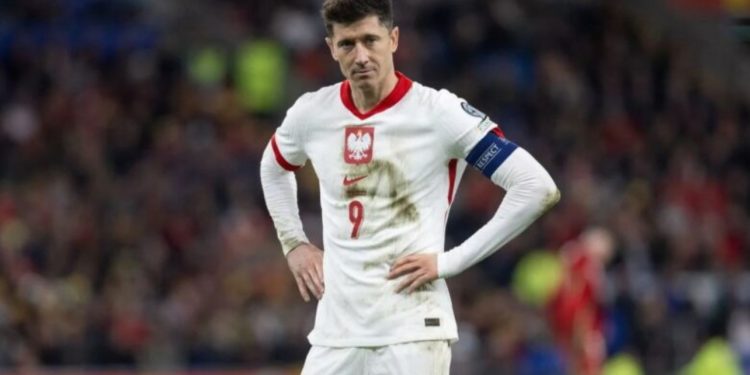 Robert Lewandowski tërhiqet nga Kombëtarja e Polonisë për shkak të përplasjeve me trajnerin