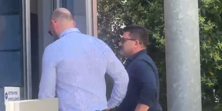 VIDEO/ Ish-kryebashkiaku i Kavajës, Elvis Roshi paraqitet në SPAK