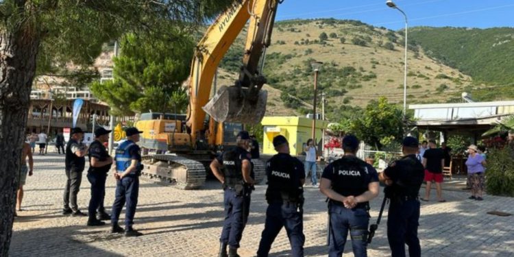 “U ndërtuan objekte pa leje dhe sapo përfunduan zgjedhjet po i prishin”, Omonia për aksionin e IKMT në Himarë: Policia po frikëson banorët dhe i detyrojnë të braktisin bizneset!