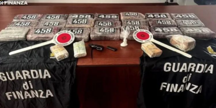 Shqiptari kapet me 25 kg kokainë, armë dhe 56 mijë euro cash