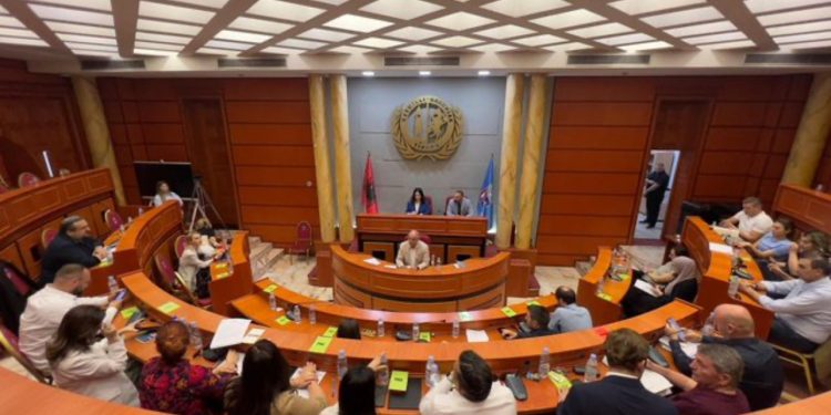 Megi Fino zgjidhet kryetare e Këshillit Bashkiak të Tiranës, Endrit Braimllari nënkryetar