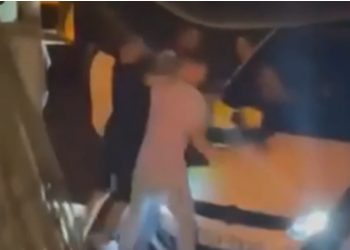 Tentuan të parakalojnë mjetin e pastrimit të koshave, tre të rinj dhunojnë punonjësin në Athinë, në kërkim shqiptari me precedentë penal