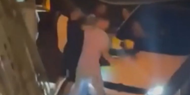 Tentuan të parakalojnë mjetin e pastrimit të koshave, tre të rinj dhunojnë punonjësin në Athinë, në kërkim shqiptari me precedentë penal