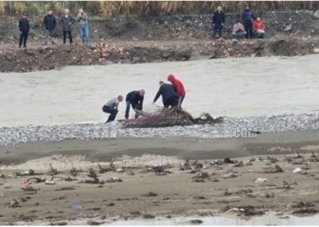 6-vjeçari gjendet i pajetë buzë lumit Shkumbin