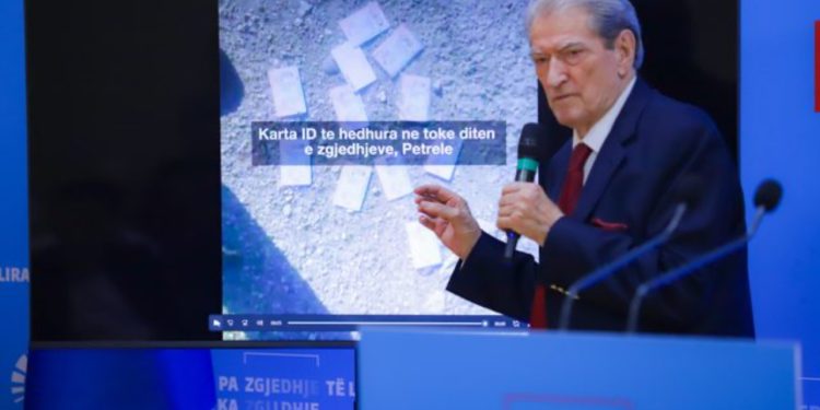 Berisha publikon pamjet e kartave të identitetit të hedhura përtokë: Këto krime elektorale mbrohen nga Altin Troplini