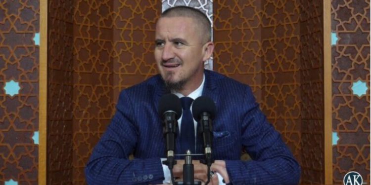 Akuzohet për ‘pengim të drejtësisë’, çfarë vendosi Gjykata për imamin Ahmet Kalaja