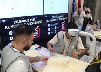 Rinumërohen kutitë e para në Dibër/ Përparim Spahiu i PD i “vodhi” 40 vota Xhemal Gjunkshit, ndërpritet seanca…