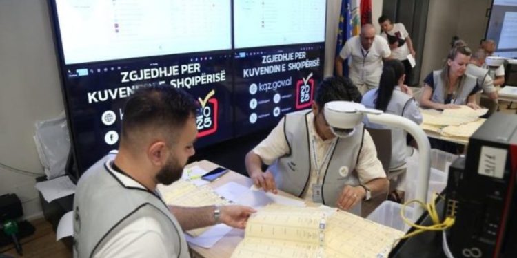 Rinumërohen kutitë e para në Dibër/ Përparim Spahiu i PD i “vodhi” 40 vota Xhemal Gjunkshit, ndërpritet seanca…