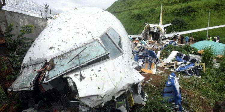Rrëzohet një avion pranë aeroportit të Indisë, po nisej drejt Londrës