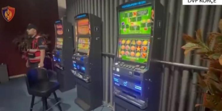 Ushtronin veprimtarinë e lojërave të fatit në një lokal në kundërshtim me ligjin, arrestohen 2 persona në Korçë