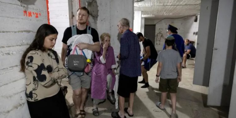 Izraeli përgatitet për hakmarrjen e Iranit! Qytetarët grumbullojnë ushqime dhe ujë, shërbimet e urgjencës mobilizohen për dhurim gjaku