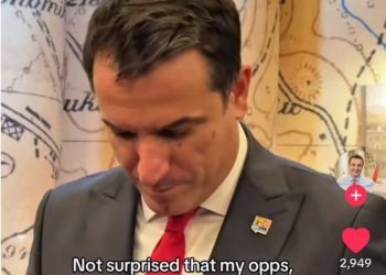 VIDEO/ Mesazhi i ‘koduar’ i Veliajt, poston pamje në ‘TikTok’ me një rosak: Quhet Nesti A, i vogël, qesharak, por përballë meje duket si mizë