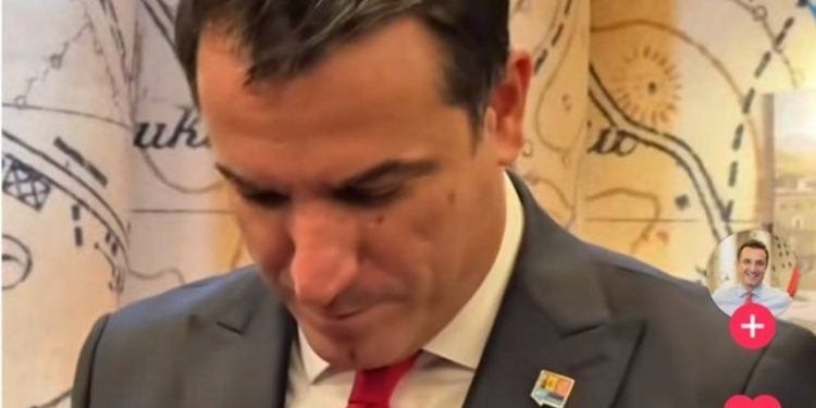 VIDEO/ Mesazhi i ‘koduar’ i Veliajt, poston pamje në ‘TikTok’ me një rosak: Quhet Nesti A, i vogël, qesharak, por përballë meje duket si mizë