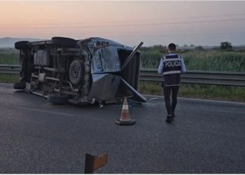 Aksident në aksin Fier-Lushnje, Benz-i me shpejtësi skëterrë godet nga pas furgonin me pasagjerë! Përfundojnë në spital 7 persona, dy në gjendje të rëndë
