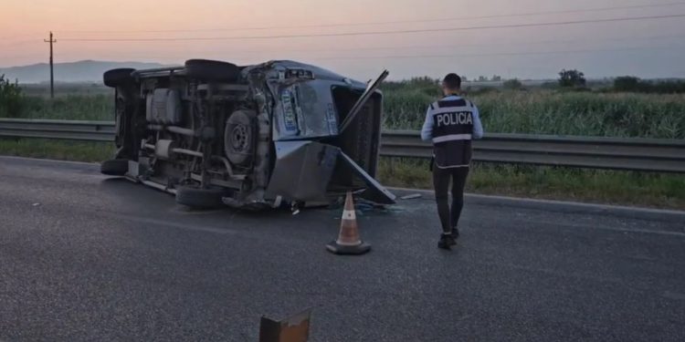 Aksident në aksin Fier-Lushnje, Benz-i me shpejtësi skëterrë godet nga pas furgonin me pasagjerë! Përfundojnë në spital 7 persona, dy në gjendje të rëndë