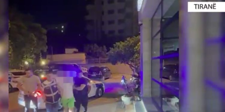 Qarkullonin me sende të paligjshme në Tiranë, arrestohet 38-vjeçari