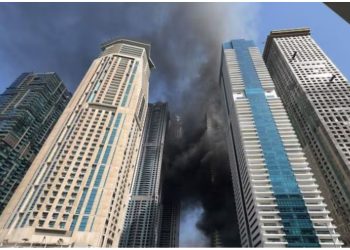 FOTO+VIDEO/ Përfshihet nga flakët masive ndërtesa 67-katëshe në Dubai, evakuohen rreth 4000 banorë! Zjarri vihet nën kontroll pas gjashtë orësh