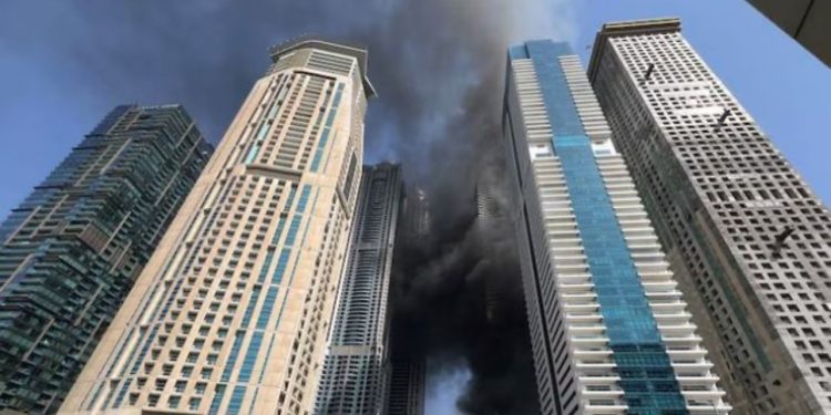 FOTO+VIDEO/ Përfshihet nga flakët masive ndërtesa 67-katëshe në Dubai, evakuohen rreth 4000 banorë! Zjarri vihet nën kontroll pas gjashtë orësh