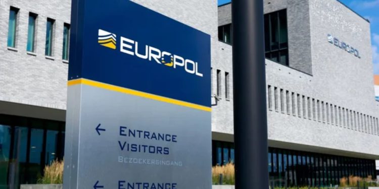 EUROPOL megaoperacion në Spanjë/ Çmontohet banda shqiptare, në pranga 26 persona, ndihmonin emigrantët me pasaporta të falsifikuara për të shkuar drejt Anglisë dhe SHBA