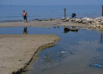 “Krizë e hershme që po përkeqësohet çdo vit”, deti i Durrësit vlon nga ndotja e dukshme dhe e rrezikshme