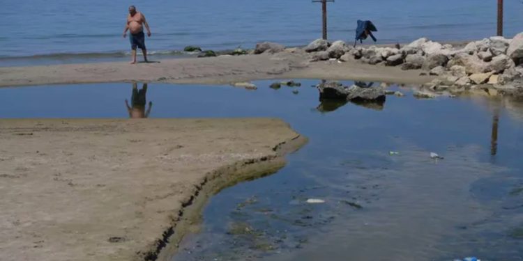 “Krizë e hershme që po përkeqësohet çdo vit”, deti i Durrësit vlon nga ndotja e dukshme dhe e rrezikshme
