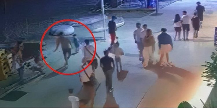 VIDEO/ I riu tenton që të rrëmbejë 4-vjeçarin te Shkëmbi i Kavajës, momenti kur prindërit e të miturit vrapojnë për ta kapur