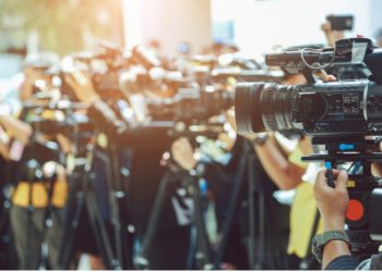 Liria e medias/ Raporti i KE: Duhet një reformë në kuadrin ligjor dhe rregullator, gazetarët duhen ndihmuar në rast sulmesh
