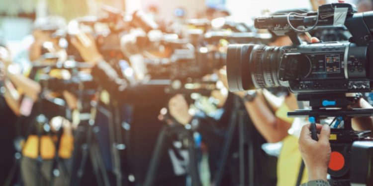 Liria e medias/ Raporti i KE: Duhet një reformë në kuadrin ligjor dhe rregullator, gazetarët duhen ndihmuar në rast sulmesh