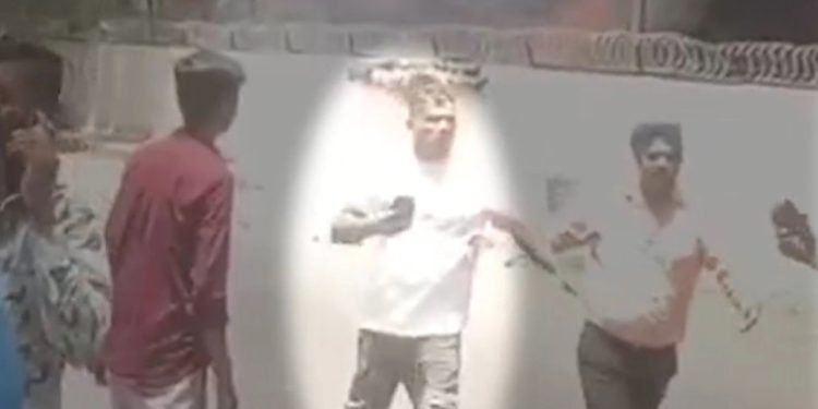 VIDEO/ Dalin pamje të reja nga rrëzimi i aeroplanit në Indi, i mbijetuari i vetëm shihet duke ecur në rrënoja i padëmtuar