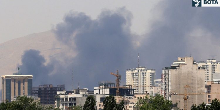 Sa janë të realizueshme kërcënimet e Iranit për largim nga traktati bërthamor dhe bllokada në Hormuz?