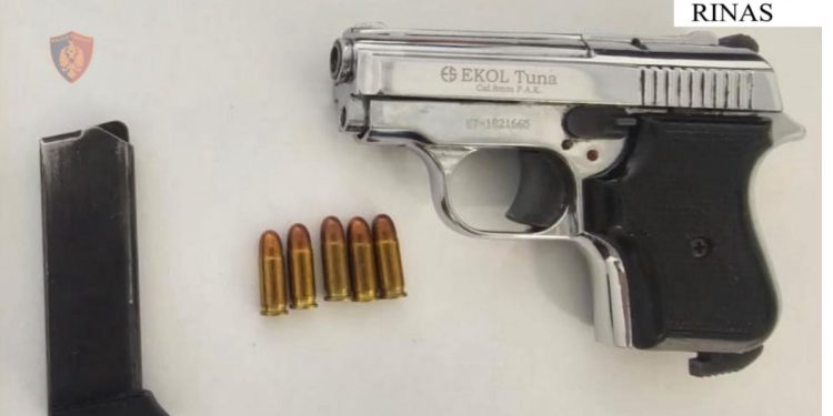 Ishte nisur me armë drejt Gjermanisë, arrestohet një person në Rinas/ EMRI