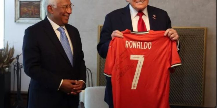 Presidenti i KiE, Antonio Costa i dhuron Donald Trump-it fanellën e Cristiano Ronaldos: Të luajmë për paqen