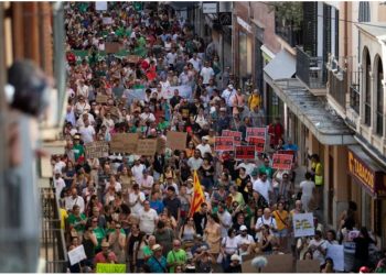 Anti-turizmi po përhapet në të gjithë Evropën/ The Telegraph: Edhe shqiptarët do t’i bashkohen demonstratës