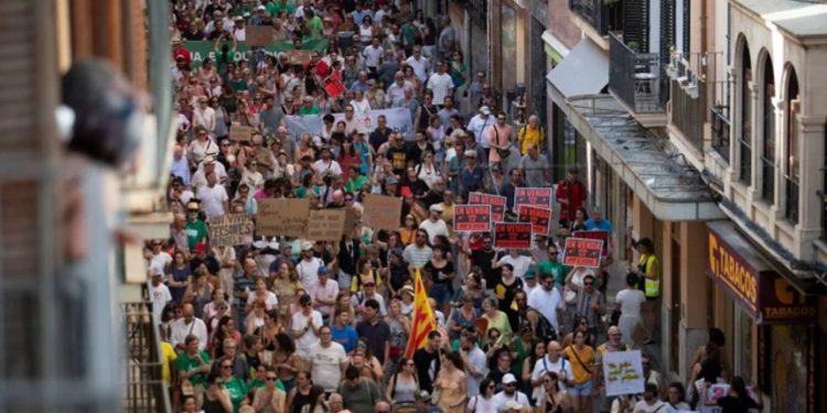 Anti-turizmi po përhapet në të gjithë Evropën/ The Telegraph: Edhe shqiptarët do t’i bashkohen demonstratës